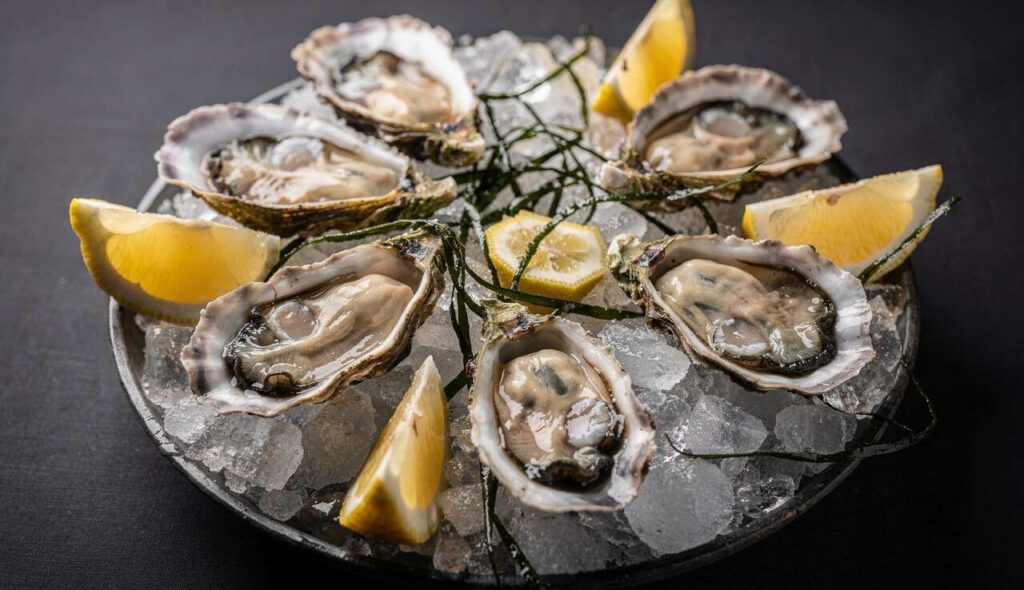 Jedni kochają, u innych wywołują dreszcze. Oto dlaczego warto je jeść nie tylko na przyjęciach