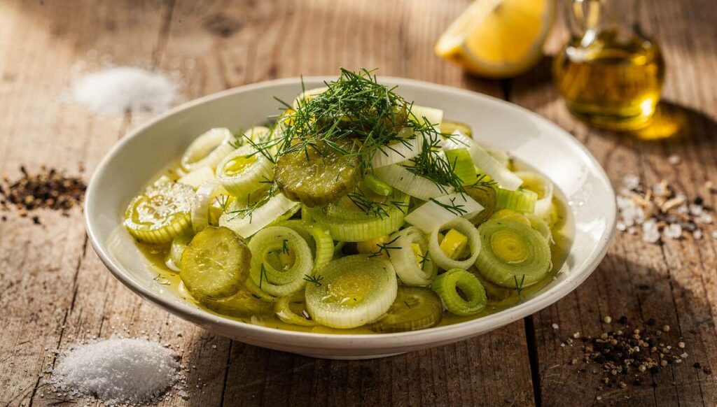 Surówka z pora z ogórkiem kiszonym. Dietetyczka: idealna do obiadu w marcu