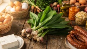 Kiszony czosnek niedźwiedzi to hit polskich targów w marcu. Wspiera odporność lepiej niż suplementy