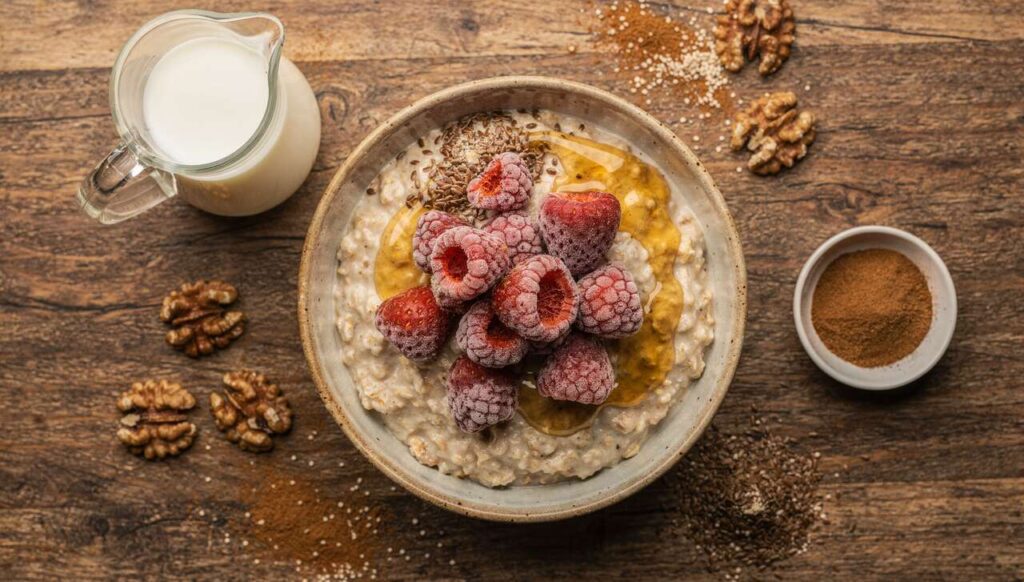 Wiosenna owsianka z truskawkami i siemieniem lnianym. Śniadanie bogatsze w omega-3 niż łosoś