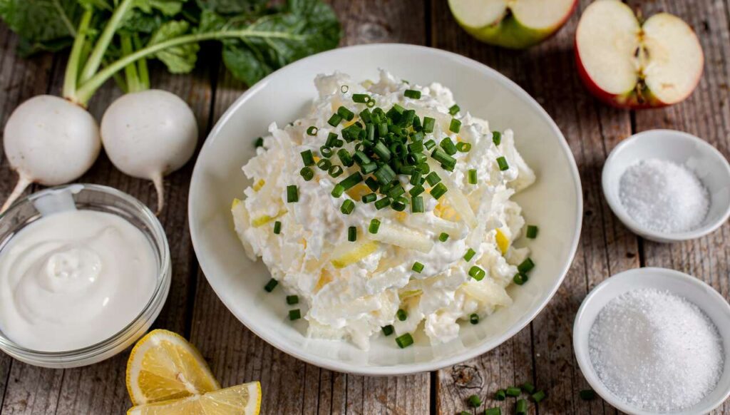 Wielkanocna sałatka z białą rzodkwią i jabłkiem. Na Dolnym Śląsku jedzona od pokoleń